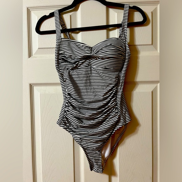 Nip Tuck one piece swimsuit size 4. Fits all cup sizes, has adjustable straps. - Picture 1 of 5